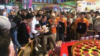Orangtua Ethes, Gibran dan Selvi juga ikut jalan-jalan di Transmart Bogor. 