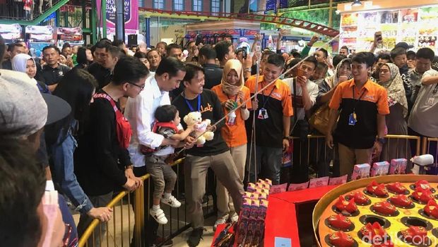 Jokowi di Transmart Bogor / 