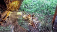 Shandy Aulia terlihat tengah santai di kamar hotel yang menghadap pemandangan hutan Meksiko. Foto: Instagram Shandy Aulia