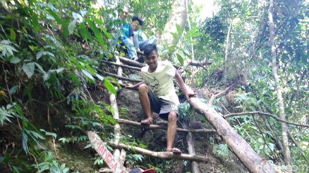 Akses menuju air terjun ini pun tidak mudah