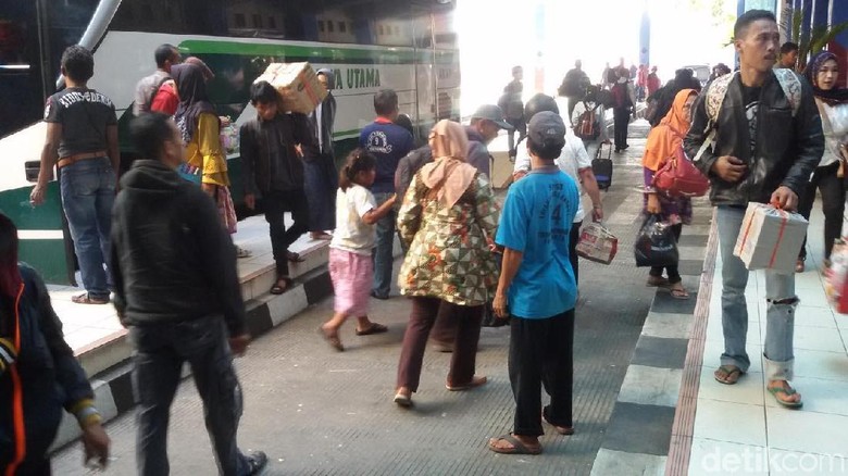 Arus Mudik di Terminal Penumpang Yogyakarta Masih Terjadi Arus Mudik di Terminal Penumpang Yogyakarta Masih Terjadi
