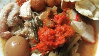 Siapa ngga tergoda melihat ketupat lebaran @dina_safriani ini? Dia juga menikmatinya setahun sekali. Ada semur telur, sayur gurih, opor ayam dan sambal plus emping goreng. Foto: Instagram @dina_safriani