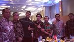 Pose Manis Sammy Simorangkir Saat Makan Bersama Istri dan Keluarga