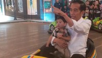 Jokowi tampak memangku Ethes sambil naik Bumper Car alias bom-bom car