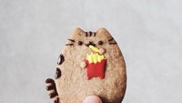 Gemas! Cookie bentuk kucing lucu berbadan gempal ini terlihat sedang memakan french fries. Foto: Instagram samanthachiu