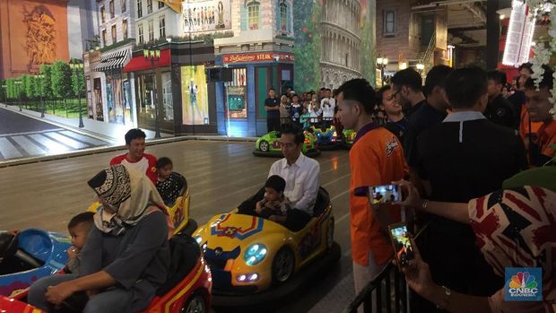 Jokowi Naik Bom-bom Car Bersama Cucu di Transmart Bogor