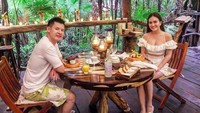 Makan bareng sang suami menjadi ritual yang kerap dilakukan Shandy Aulia saat liburan. Foto: Instagram Shandy Aulia