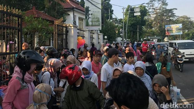 Suasana di Kebun Raya Bogor usai penutupan jam kunjungan