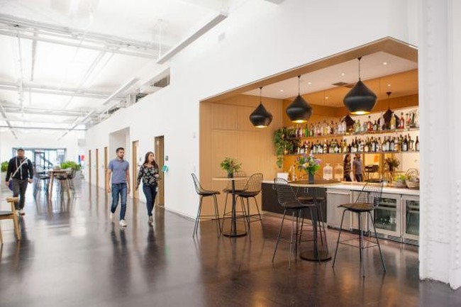 Tersedia pula sebuah bar untuk para pegawai bersantai sejenak dan menikmati minuman. Foto: Instagram  