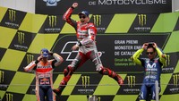 Marc Marquez dan Valentino Rossi melengkapi tiga podium teratas MotoGP Catalunya. REUTERS/Jon Nazca.