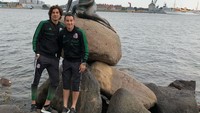Di luar lapangan, Guillermo Ochoa ternyata hobi traveling. Sembari bertanding sepakbola di suatu tempat, dia juga menyempatkan untuk berwisata. Seperti, berfoto di patung The Little Mermaid di Denmark ini (yosoy8a/Instagram)