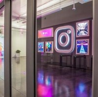 Logo dan nuansa warna khas Instagram menyambut di pintu masuk. Dari depan, kantor ini terlihat kekinian dan berjiwa muda. Foto: Instagram @achapmanpr