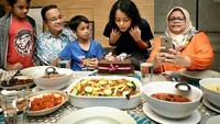 Lain halnya dengan sang kakak, Mutiara Baswedan yang diberi kue cokelat berpinggiran wafer cokelat lalu diikat pita berwarna pink yang cantik. Ulang tahunnya berbeda sehari dengan Kaisar, yaitu 20 Mei. Foto: Instagram aniesbaswedan
