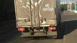 Lukisan Keren di Atas Mobil yang Berdebu