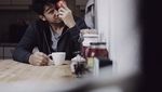 10 Gaya Keren Deva Mahenra yang Ternyata Penggemar Berat Kopi