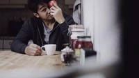 Tak melulu berpose cool, kali ini posenya agak gokil. Deva terlihat melainkan buah apel yang kemudian diletakkan di matanya dengan gaya kocak. Foto: Instagram @devamahenra