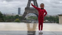 Guillermo Ochoa juga suka mengajak keluarganya saat traveling. Dia memotret putrinya, dengan lanskap Menara Eiffel di Paris (yosoy8a/Instagram)