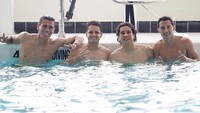 Tidak hanya latihan, bersantai bersama teman-temannya pun dilakukannya sambil berenang. (Foto: Instagram/yosoy8a)
