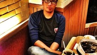 Kalau ini pose kekenyangan dari Sammy setelah habis melahap makanan. Foto: Instagram @sammysimorangkir