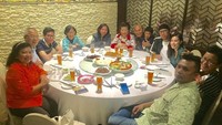 Rayakan ulang tahun sang ibu, Sammy bersama istri dan keluarga besarnya merayakannya dnegan makan malam bersama. Hidangan khas Oriental jadi menu makanan mereka. Foto: Instagram @sammysimorangkir
