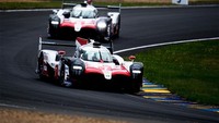 Mobil Toyota TS050 Hybrid yang dikendarai Sebastien Buemi, Kazuki Nakajima dan Fernando Alonso dengan nomor #8 berhasil menjuarai balap ketahanan Le Mans 24 Jam yang digelar akhir pekan kemarin. Toyota mengawali balapan dari pole position dan sukses finis terdepan setelah memutari sirkuit sebanyak 388 lap. Foto: Dok Toyota
