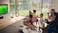 Kumpul bareng teman-teman, Marquez pun bermain games bola sambil menikmati minuman. Foto: Instagram @marcmarquez93