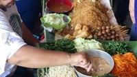 Tertarik nggak lihat sego pecel yang ini? Ada bihun, sayuran hingga telur puyuh dengan siraman bumbu kacang. Foto: Instagram @jogjaeatguide