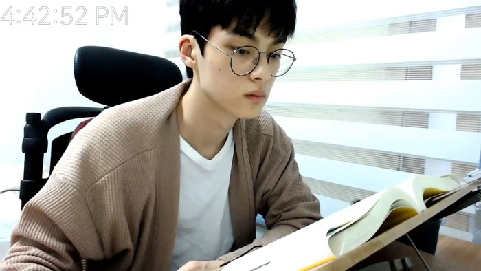 Youtuber ganteng Korea. Foto: Dok. YouTube Youtuber ganteng Korea. Foto: Dok. YouTube