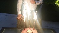 Memakai kemeja putih, Lewandowski terlihat makin gagah. Senyumnya bahagia saat merayakan ulang tahun ditemani cake dengan lilin besar. Foto: Instagram _rl9