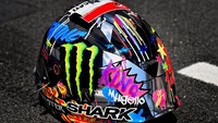 Yang menarik adalah, di helm Lorenzo terdapat tulisan King Mugello. Selain finis terdepan di Catalunya kemarin, Lorenzo juga menjuarai balapan seri sebelumnya di Mugello, Italia. Foto: Instagram/jorgelorenzo99