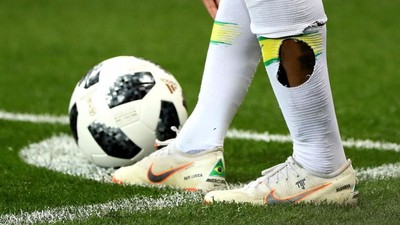 Kaus Kaki Bolong Neymar dan Tekel-tekel Pemain Swiss