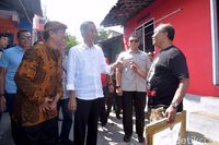 Saat Jokowi Tanda Tangan di Cetakan Sablon Kaus Milik Warga