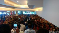 Di sisi lain, warga sudah berkumpul menunggu Jokowi di lantai bawah.  Begini kehebohan warga saat menanti Jokowi