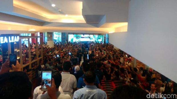 Warga berkumpul untuk bisa bersalaman dengan Jokowi.