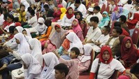 Paket sembako dan santunan yang dibagikan merupakan sumbangan dari Kementerian Sosial, PT Rajawali Nusantara Indonesia (RNI), dan beberapa donatur.  Foto: dok. Hendra/Seknas Jokowi