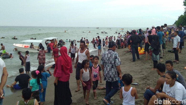 Pantai Ujong Blang di Lhokseumawe dipadati wisatawan (Haris/detikTravel) Pantai Ujong Blang di Lhokseumawe dipadati wisatawan (Haris/detikTravel)