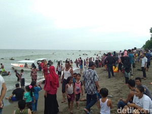 Libur Lebaran, Pantai Ujong Blang di Lhokseumawe Ramai Wisatawan