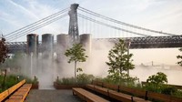 Esplanade tepi laut sepanjang 1.200 kaki membentang di sepanjang tepi timur East River, memanjakan pengunjung dengan pemandangan cakrawala Manhattan dan Jembatan Williamsburg yang luar biasa. Inhabitat/Istimewa.