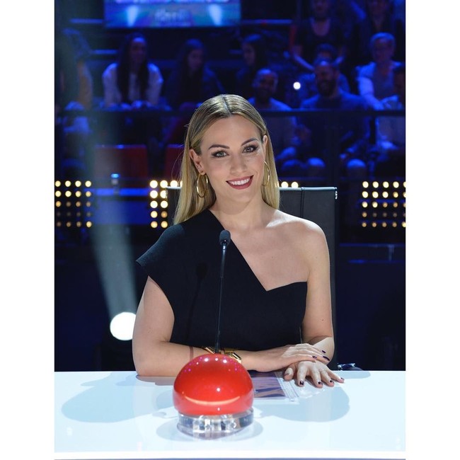 Dari Spanyol, ada penyanyi dan model Edurne Garcia Almagro yang merupakan pacar dari penjaga gawang Manchester United David de Gea. Edurna memenangkan ajang pencarian bakat di 2005 yang menjadi pintu kariernya ke dunia hiburan. Kini ia menjadi salah satu juri Spains Got Talent.Foto: Instagram