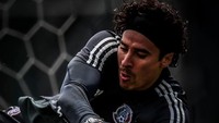 Guillermo Ochoa, kiper timnas Meksiko yang berhasil menahan gawangnya dari kebobolan saat melawan skuad Jerman, Minggu (17/6/2018). (Foto: Instagram/yosoy8a)