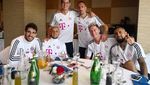 Lihat Gaya Si Tampan Robert Lewandowski Saat Makan Bareng Istri dan Temannya