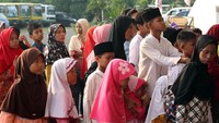 Sedikitnya 2500 paket sembako dan santunan dana sebesar Rp 100 juta rupiah dibagikan untuk anak yatim piatu yang digelar di GOR Ciracas Jakarta. Foto: dok. Hendra/Seknas Jokowi