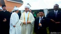 Dubes Wahid dan Ravil Gaynutdin, Ketua Dewan Mufti Rusia pada peresmian masjid.