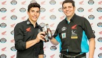 Di Brasil, ia pun terlihat cheers sambil memegang botol minuman. Foto: Instagram @marcmarquez93