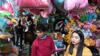 Di pasar ini menjual bermacam-macam mainan, mulai dari mobil-mobilan, robot-robotan, hingga boneka berbagai karakter animasi.