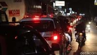 Kepadatan terjadi akibat kendaraan yang berasal dari kawasan Tasikmalaya dan kawasan wisata di perkotaan Garut seperti Cipanas dan Darajat bertemu di kawasan ini.