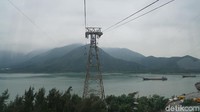 Tung Chung sendiri berada dekat dengan Bandara Internasional Hong Kong. Begitu naik kamu bisa melihat pesawat lepas landas dari bandara. Kemudian, pemandangan akan mulai berganti menjadi lautan, gunung dan memasuki hutan (Bonauli/detikTravel)