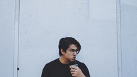 Dalam berbagai kesempatan, Deva seolah tak pernah bisa jauh dari kopi. Lewat instagramnya, ia sering berpose saat menyeruput kopi nikmatnya. Foto: Instagram @devamahenra