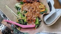 Mumpung masih pagi. Ada nih jajanan mengenyangkan yang cocok buat sarapan. Mie pecel dan sate gajih. Lokasinya ada di sebelah pintu masuk pasar sisi selatan. Foto: Instagram @ceritamakan