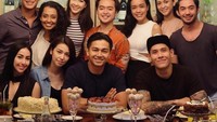 Kali ini bukan dengan kopi. Momen ini diambil saat Deva merayakan ulang tahunnya. Deva berpose dengan teman-temannya beserta sebuah kue ulang tahunnya. Foto: Instagram @devamahenra